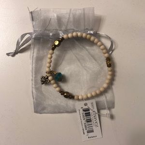 Creme and gold beaded bracelet.